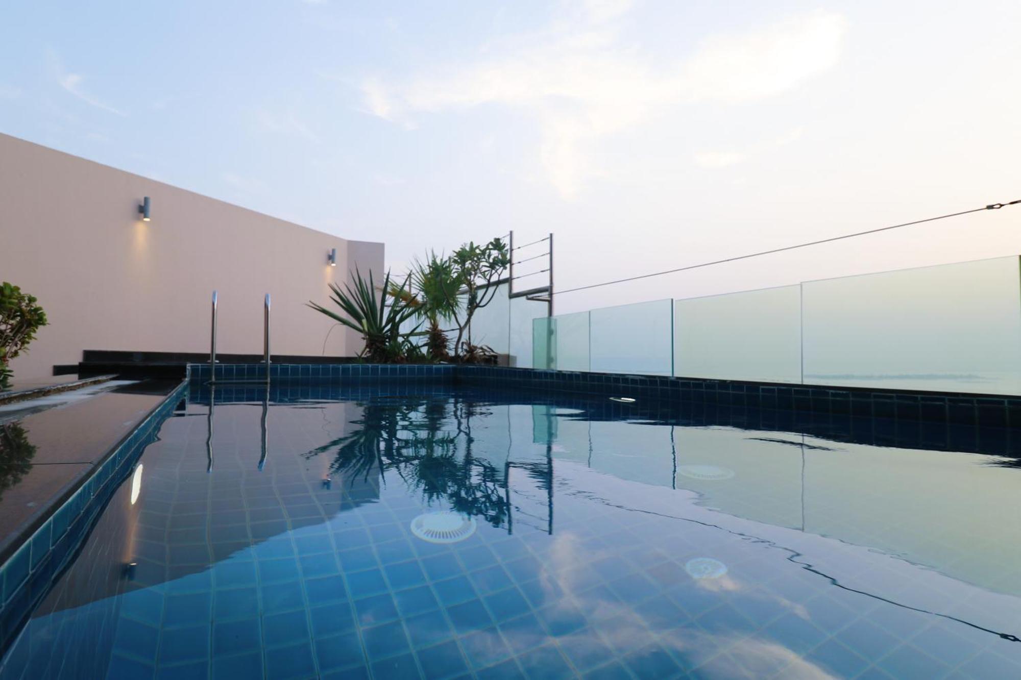 Lagoona Beach Luxury Resort And Spa Manama Exterior foto Rooftop pool at the hotel